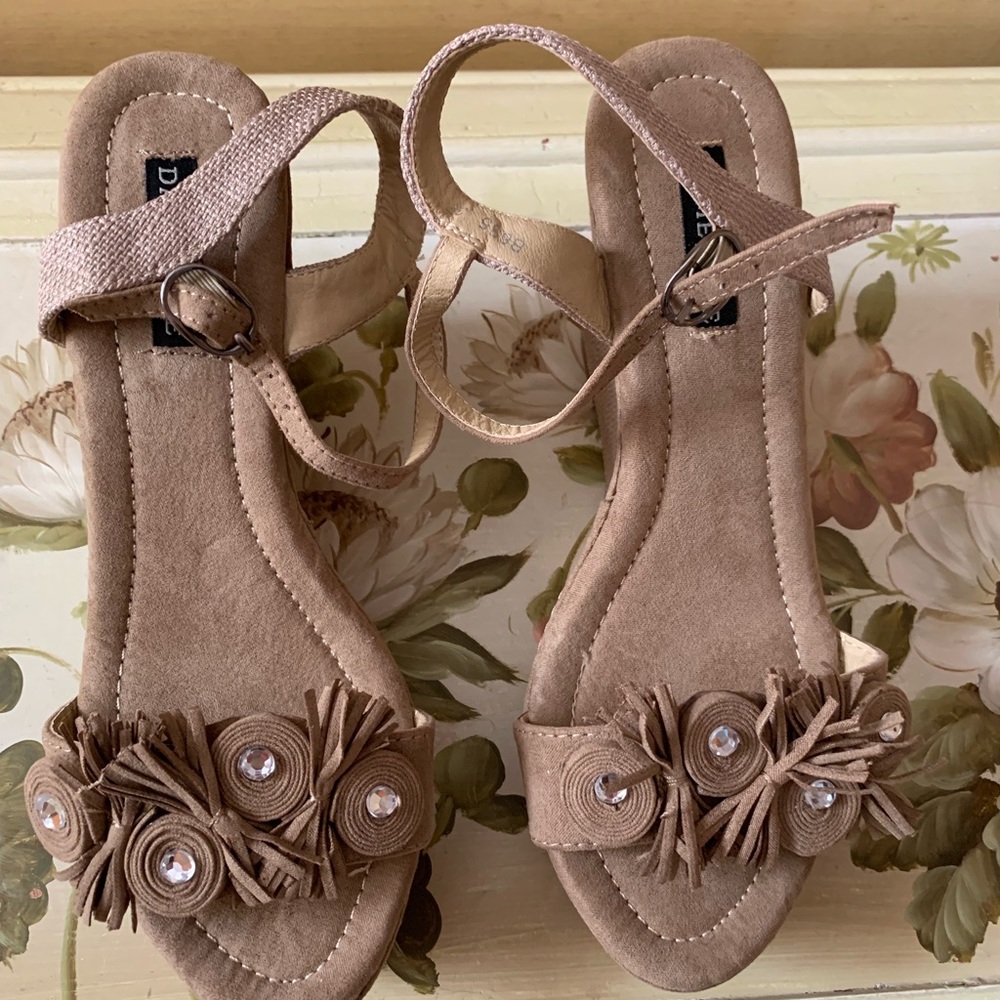 Size 7 sandals in Tan color